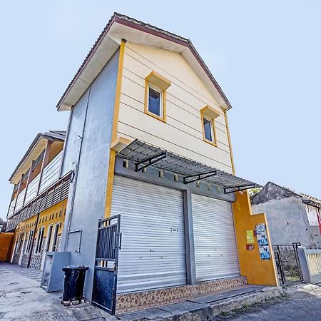 Готель Spot On 91595 Sruni Syariah Gedangan Екстер'єр фото