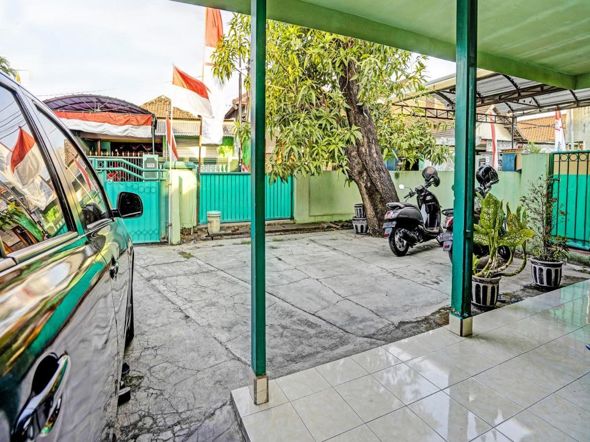 Готель Spot On 91595 Sruni Syariah Gedangan Екстер'єр фото