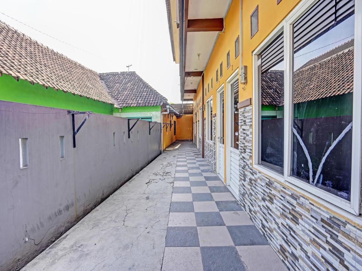 Готель Spot On 91595 Sruni Syariah Gedangan Екстер'єр фото