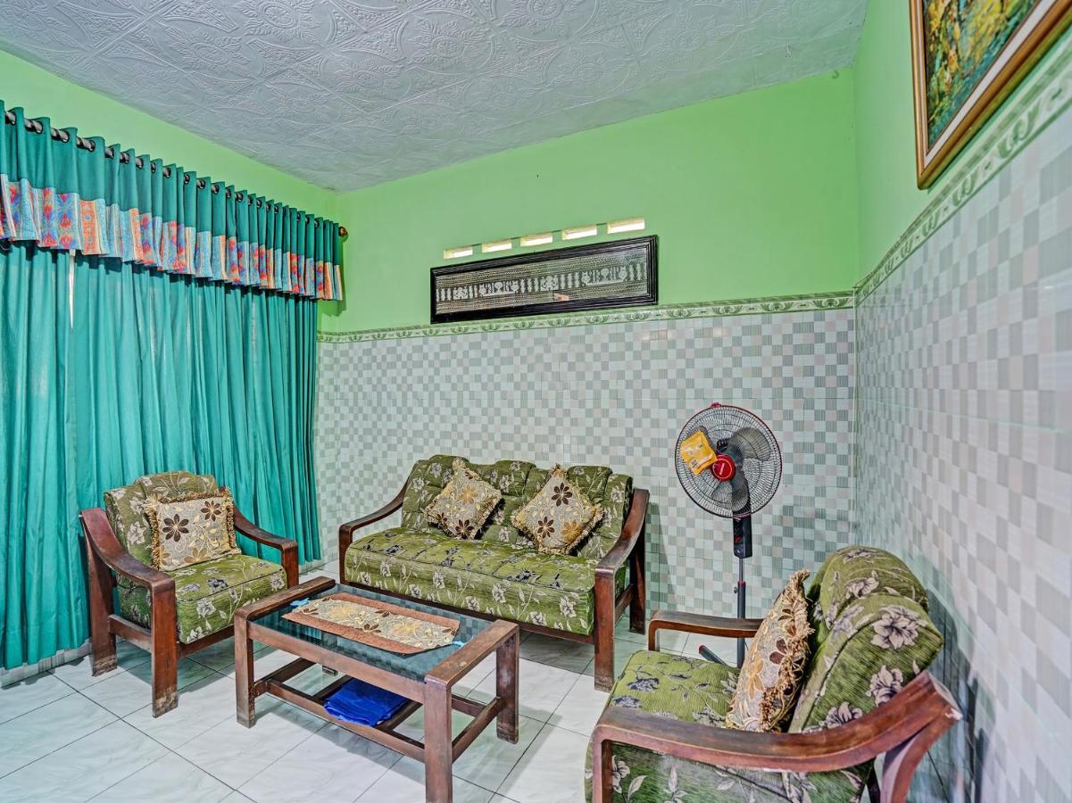 Готель Spot On 91595 Sruni Syariah Gedangan Екстер'єр фото