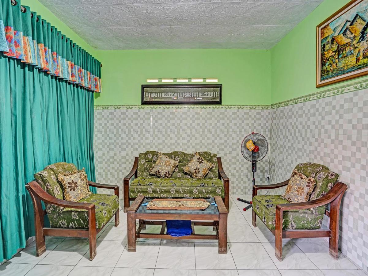 Готель Spot On 91595 Sruni Syariah Gedangan Екстер'єр фото
